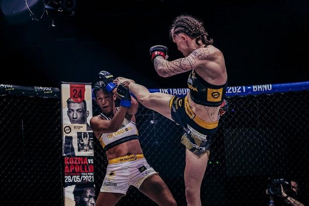 Tereza Bledá (vpravo) trefuje přesným kopem brazilskou soupeřku Karoline Martins.