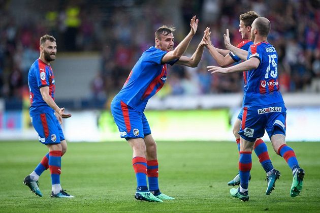 Útočník Plzně Tomáš Chorý oslavuje se spoluhráči gól na 1:1 během utkání se Slováckem. Další branka však již nepadla a spokojenější jeli domů hosté.