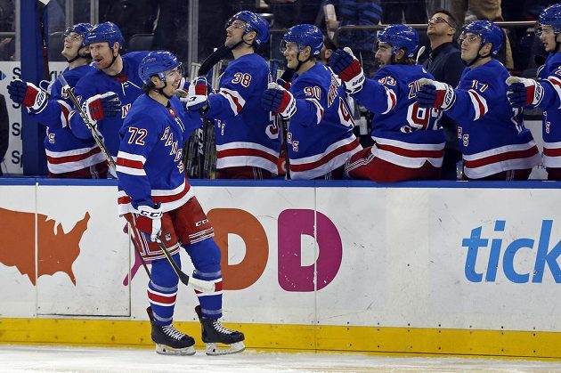 Český hokejový útočník Filip Chytil (72) slaví gól se svými spoluhráči z NY Rangers v derby proti Islanders v NHL.