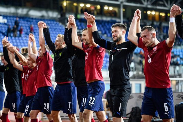 Fotbalisté české reprezentace (zprava): Vladimír Coufal, Tomáš Vaclík, Tomáš Souček a Antonín Barák děkují fanouškům po utkání kvalifikace MS 2022.