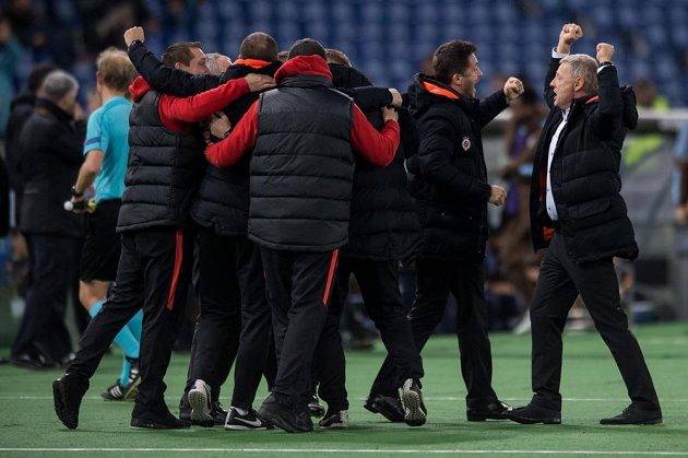 Trenér Sparty Zdeněk Ščasný (vpravo) a realizační tým oslavují vítězství 3:0 a postup do čtvrtfinále Evropské ligy v Římě.