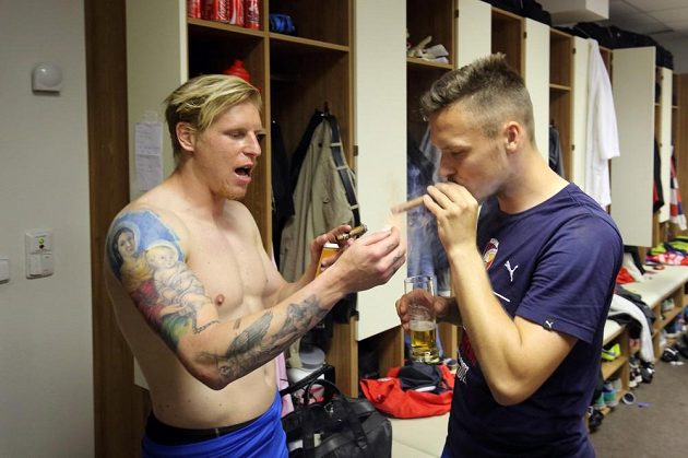 František Rajtoral (vlevo) a Stanislav Tecl si zapalují vítězný doutník.