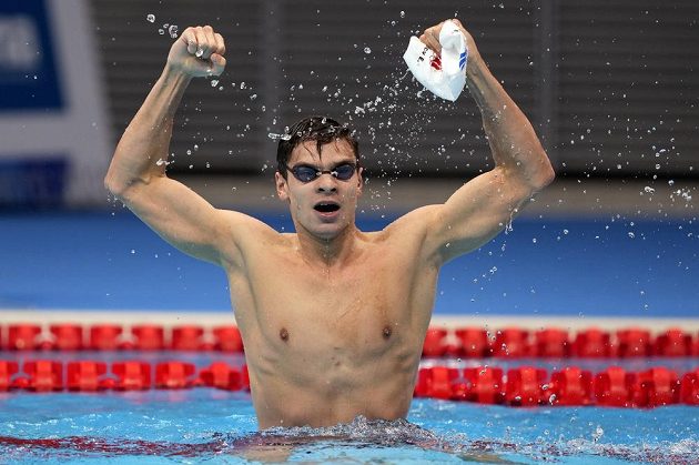 Rus Jevgenij Rylov se raduje z vítězství na olympiádě v Tokiu v závodu na 100 m znak.