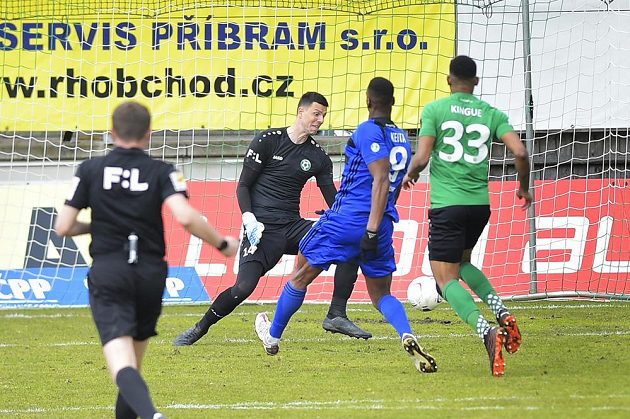 Ibrahim Keita (druhý zprava) z Bohemians střílí gól brankáři Příbrami Jakubu Šimanovi