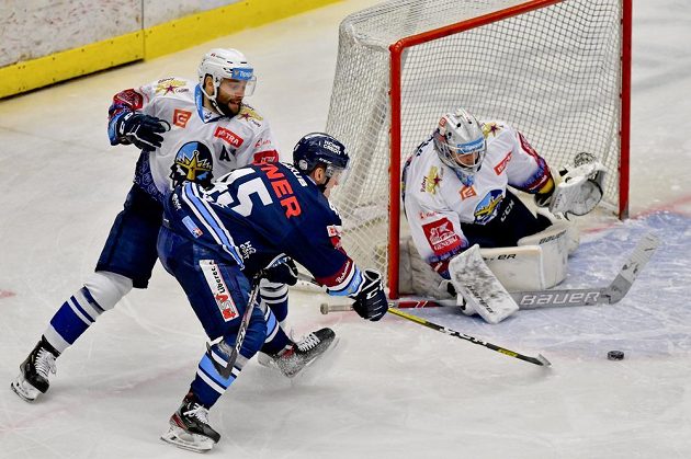 Tomáš Kaut z Kladna, Jan Ordoš z Liberce a brankář Kladna Denis Godla v akci během utkání hokejové extraligy.