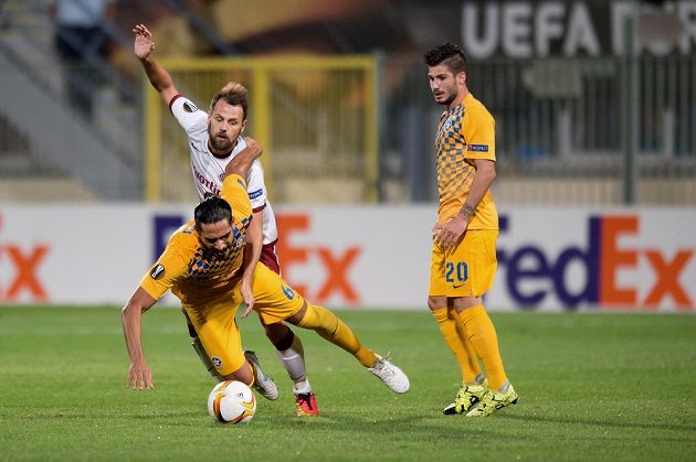 Marek Matějovský ze Sparty, Matias Iglesias (dole) a Taxiarchis Fountas z Tripolisu.