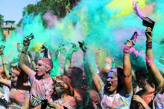 Kila barev, to je závod The Color Run.