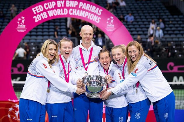 Český fedcupový tým (zleva): Lucie Šafářová, Barbora Krejčíková, Petr Pála, Barbora Strýcová, Kateřina Siniaková a Petra Kvitová s trojejí pro vítěze Fed Cupu 2018.