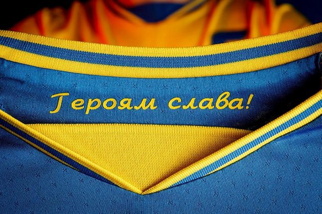 Nápis "Sláva hrdinům" se Rusům nelíbil, UEFA ho v kontextu s historickými souvislostmi zakázala.