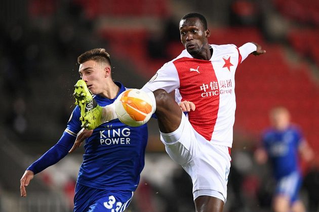 Obránce Leicesteru City Luke Thomas bojuje o míč s Abdallahem Simou v utkání Evropské Ligy na Slavii.