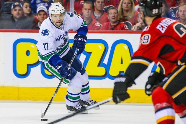 Křídelník Radim Vrbata zvyšoval v šestém utkání s Calgary vedení Canucks už na 3:0, ani to ale Vancouveru sezónu neprodloužilo.