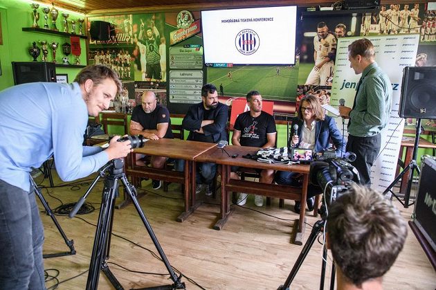 Pozdvižení v 1. A třídě! Fotbalový útočník Martin Fenin (druhý zprava), starosta Pavel Novotný, trenér a sponzor během tiskové konference FK Řeporyje.