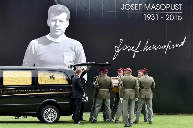 Poslední rozloučení s legendárním fotbalistou Josefem Masopustem v Praze na Julisce.