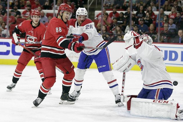 Gól! Útočník Caroliny Hurricanes Martin Nečas (88) střílí gól v utkání NHL do sítě Montrealu Canadiens.