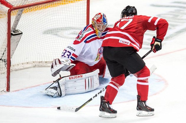 Kanadský útočník Connor McDavid před českým brankářem Pavlem Francouzem během přípravného zápasu v O2 areně.