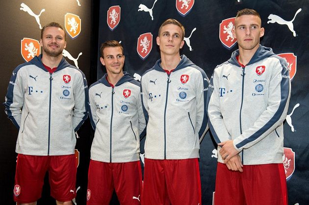 Zleva Michal Kadlec, Vladimír Darida, Bořek Dočkal a Pavel Kadeřábek během představení nového reprezentačního oblečení 9. listopadu 2015 v Praze.