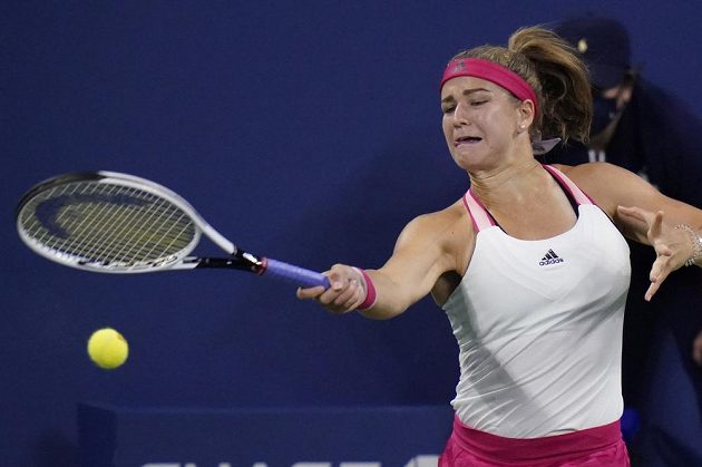 Karolína Muchová při utkání s Běloruskou Viktorií Azarenkovou v osmifinále US Open.