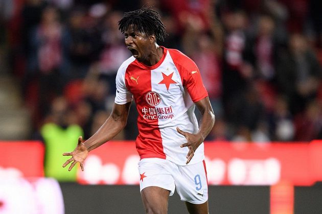 Peter Olayinka ze Slavie Praha oslavuje gól na 1:0 v utkání proti Mladé Boleslavi.