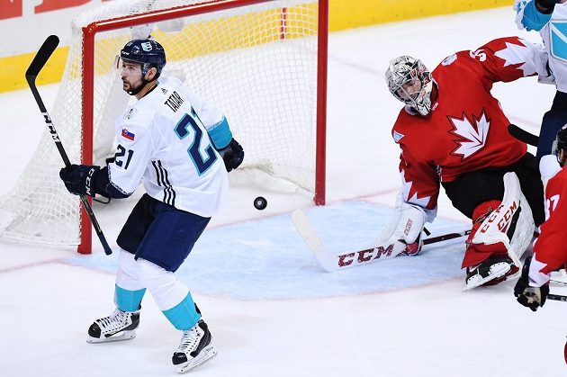 Gólman Kanady Carey Price (vpravo) překonán. Raduje se Slovák v dresu Výběr Evropy Tomáš Tatar (vpravo).