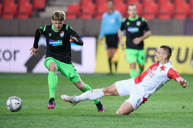 Pavel Šulc z Viktorie Plzeň a Tomáš Holeš ze Slavie Praha během utkání 30. kola Fortuna ligy.
