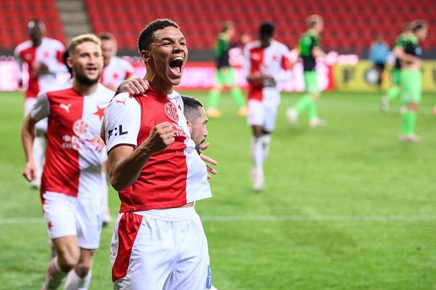 Fotbalisté Slavie Praha Alexander Bah (vlevo) a Nicolae Stanciu oslavují gól na 4:1 během utkání s Plzní.
