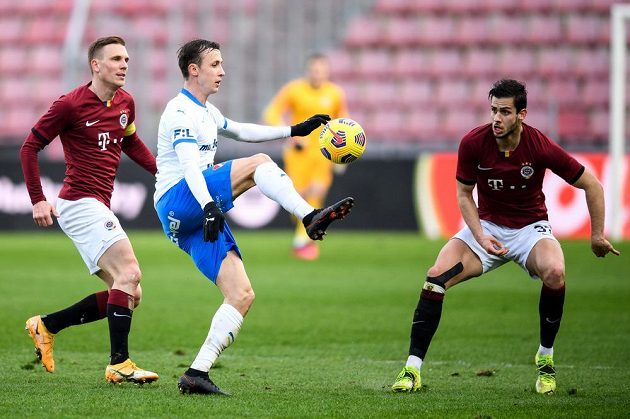 Bořek Dočkal ze Sparty Praha, Daniel Tetour z Baníku Ostrava a Dávid Hancko ze Sparty během utkání osmifinále MOL Cupu.