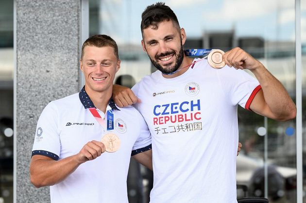 Z Tokia se vrátili rychlostní kanoisté Radek Šlouf a Josef Dostál, kteří získali bronzovou medaili na deblkajaku.