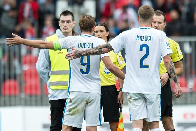 Fotbalisté Sparty Bořek Dočkal a Ondřej Mazuch v diskusi s rozhodčím Pavlem Královcem a asistentkou Lucií Ratajovou po sporném gólu na 3:3.