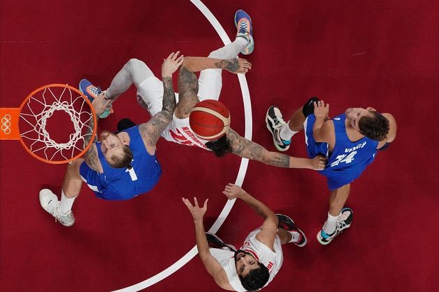 Íránec Mike Rostampour a čeští basketbalisté Patrik Auda (vlevo) a Jan Veselý (vpravo).