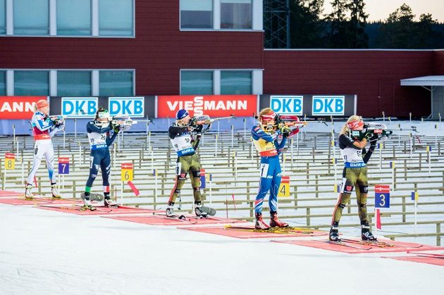 Dramatická třetí střelecká položka biatlonistek ve stíhacím závodě žen ve švédském Östersundu.