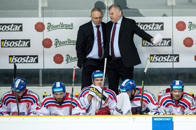 Trenér české reprezentace Vladimír Vůjtek (vpravo) a asistent Jiří Kalous během utkání Euro Hockey Challenge s Německem.