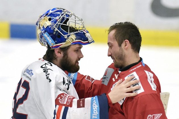 Brankáři Patrik Bartošák (vlevo) z Vítkovic a třinecký Šimon Hrubec se zdraví na konci zápasu