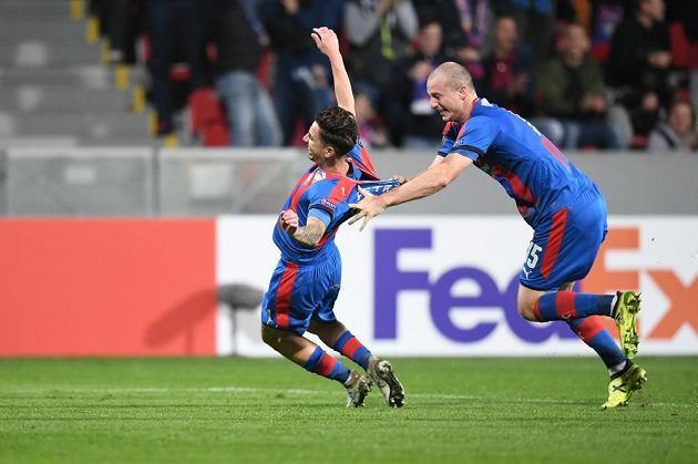 Střelec plzeňského gólu Milan Petržela jásá, stíhá ho spoluhráč Michael Krmenčík.
