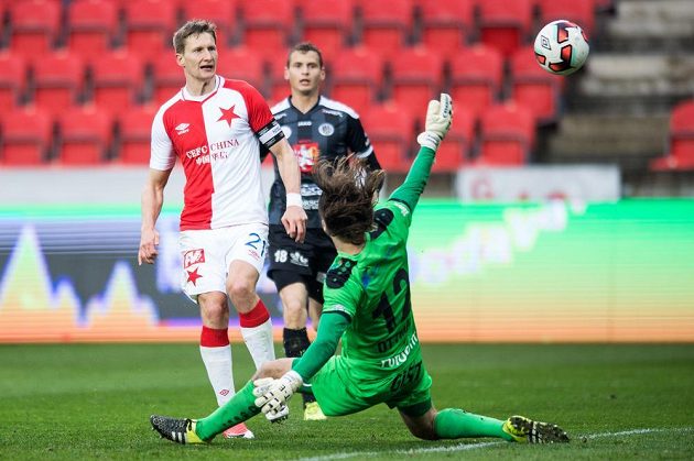 Milan Škoda ze Slavie Praha lobuje brankáře Hradce Radima Ottmara. Jeho střela skončila na břevně.