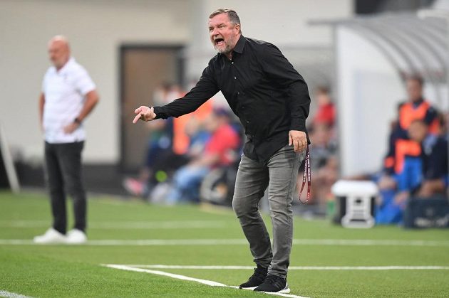 Trenér Pavel Vrba udílí během šlágru fotbalové ligy v Plzni pokyny fotbalistům Sparty.