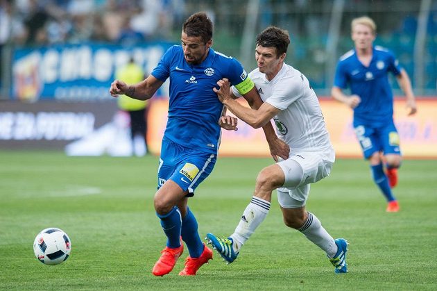 Liberecký útočník Milan Baroš (vlevo) a bránící Ondřej Kúdela z Mladé Boleslavi.