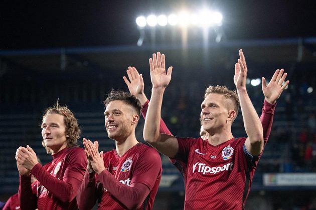 Fotbalisté Sparty Praha (zleva) Matěj Hanousek, Václav Kadlec a Bořek Dočkal děkují fanouškům po vítězství nad Plzní.