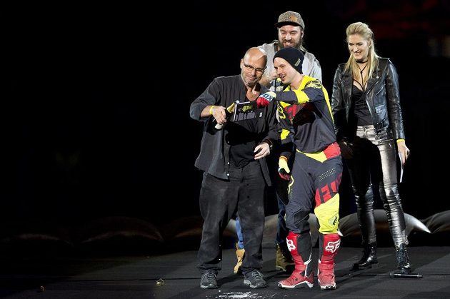 Freestyle motokrosař Libor Podmol (vpravo) pokřtil během populární exhibice FMX Gladiator Games svou první knihu s názvem Deník Libora Podmola. Kmotrem knihy je šéfkuchař Zdeněk Pohlreich (vlevo).