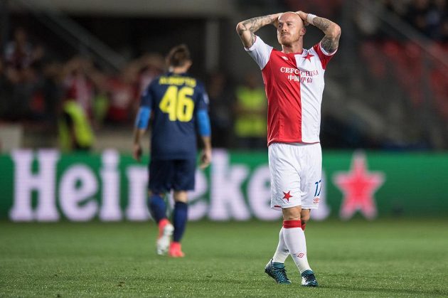 Miroslav Stoch a jeho zklamání po remíze 0:0 v odvetném utkání play off Ligy mistrů s FC Apoel FC v Eden Areně v Praze.