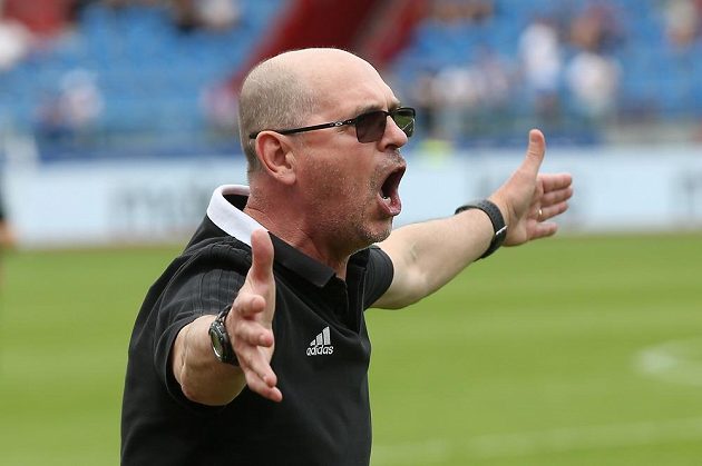 Trenér Ostravy Bohumil Páník křičí na pomezního rozhodčího kvůli neodpískání faulu na Roberta Hrubého.