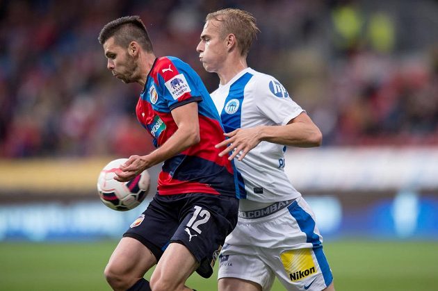 Plzeňský útočník Michal Ďuriš (vlevo) a liberecký obránce Lukáš Pokorný v utkání 8. kola fotbalové Synot ligy.