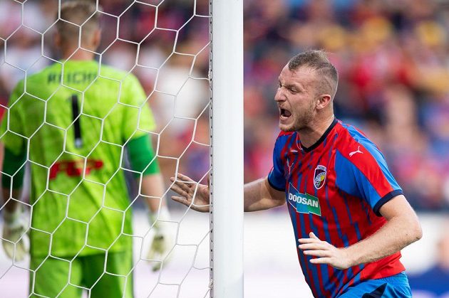 Michael Krmenčík z Plzně během utkání s Olomoucí po jedné ze zahozených šancí.