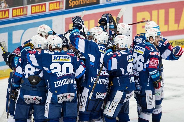 Hokejisté Brna oslavují vítězství 3:2 v prvním utkání čtvrtfinále Generali play off na ledě Sparty.