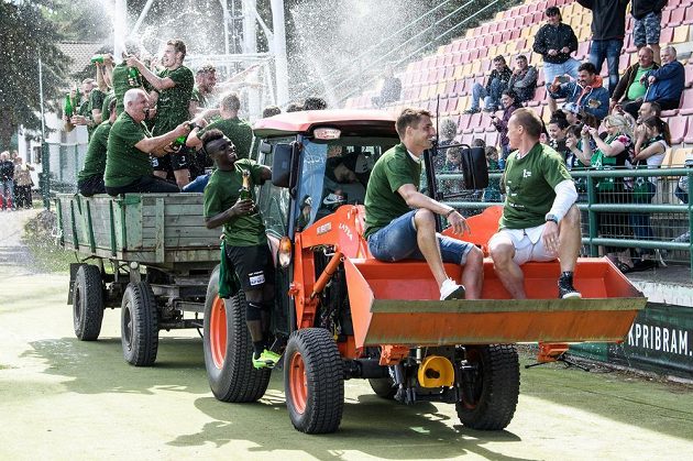 Fotbalisté Příbrami (na radlici sedí Rudolf Skácel a Tomáš Zápotočný) oslavují postup do první ligy po vítězném utkání s Pardubicemi.