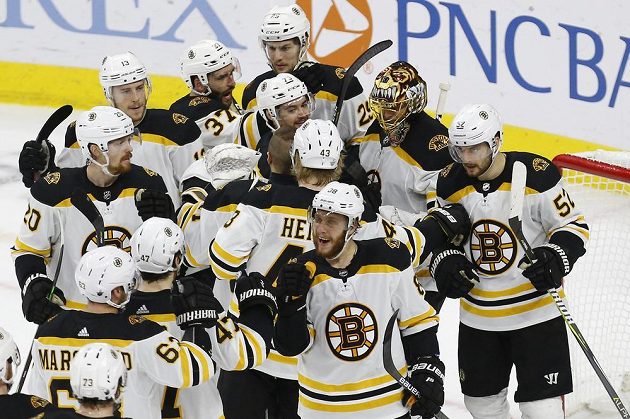 Hokejisté Bostonu slaví. Od postupu do finále play off NHL je po vítězství na ledě Caroliny dělí jedna výhra.