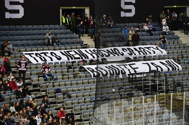 Fanoušci z kotle Sparty během první třetiny opustili svá místa a na tribuně zanechali vzkaz, kterým protestovali proti špatným výkonům týmu.