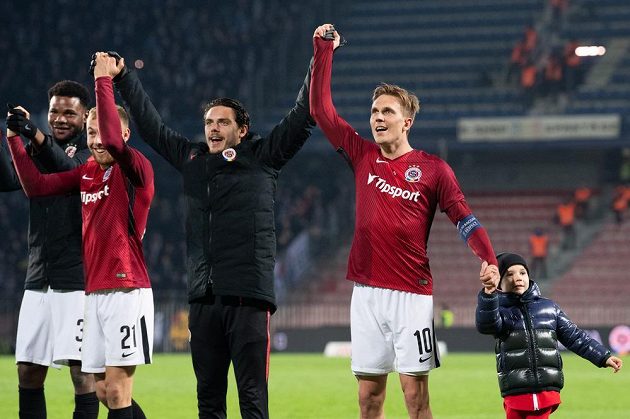 Fotbalisté Sparty (zleva) Benjamin Tetteh, Martin Hašek, David Moberg Karlsson a Bořek Dočkal se synem během děkovačky s fanoušky po utkání s Baníkem.