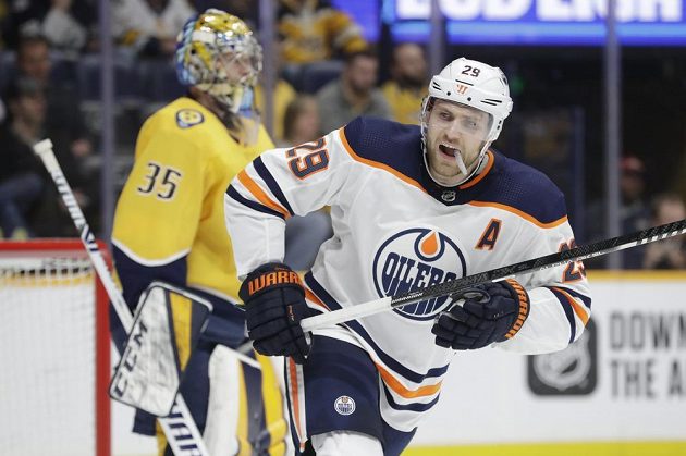Německý útočník Edmontonu Oilers Leon Draisaitl (29) slaví gól během utkání NHL.