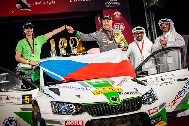 Vojtěch Štajf s navigátorkou Veronikou Havelkou oslavují vítězství v Katarské rallye.