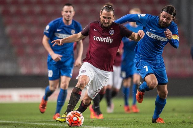 Sparťanský záložník Petr Jiráček (vpředu vlevo) a kapitán Zbrojovky Brno Pavel Zavadil.